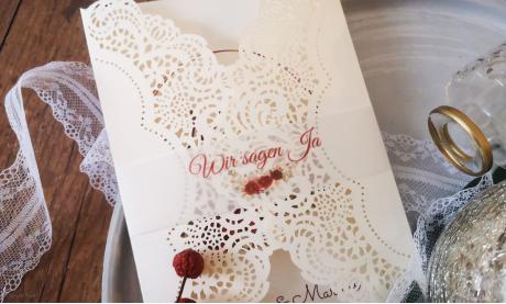 Einladung Hochzeit creme rot Lasercut Spitze Blumen