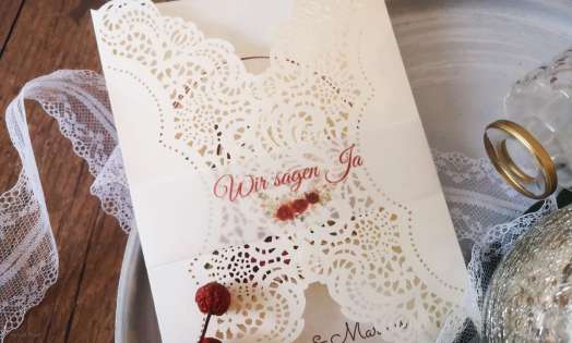 Einladung Hochzeit creme rot Lasercut Spitze Blumen