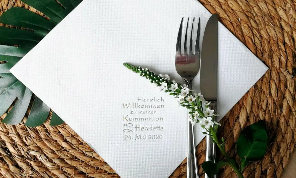 Serviette-in weiß mit Name und Datum bedruckt zur Kommunion-Konfirmation