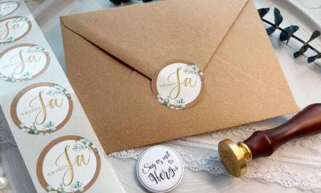 Runder Briefumschlag Siegel Sticker mit der Aufschrift Wir sagen Ja, Kraftpapier mit Eukalyptus