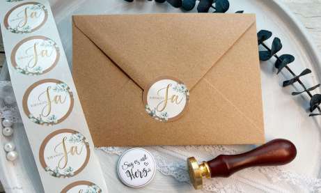 Briefumschlag mit rundem Siegel Sticker Wir sagen Ja, Kraftpapier mit Eukalyptus