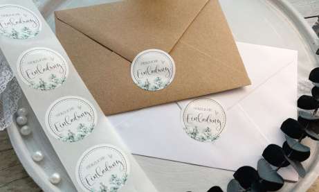Eukalyptus Siegel Sticker in rund mit der Aufschrift Herzliche Einladung zum Verschließen der Briefumschläge