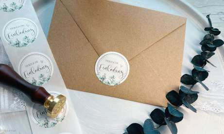 Eukalyptus Siegel Sticker in rund mit der Aufschrift Herzliche Einladung zum Verschönern der Briefumschläge