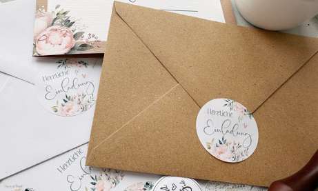 Siegel Sticker  zum Verschließen der Umschläge mit der Aufschrift Herzliche Einladung in rosa salbei