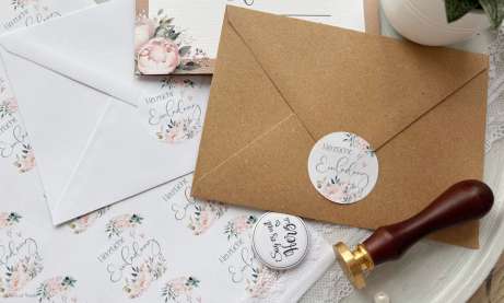 Runde Siegel Sticker zum Verschließen der Umschläge mit der Aufschrift Herzliche Einladung in rosa salbei