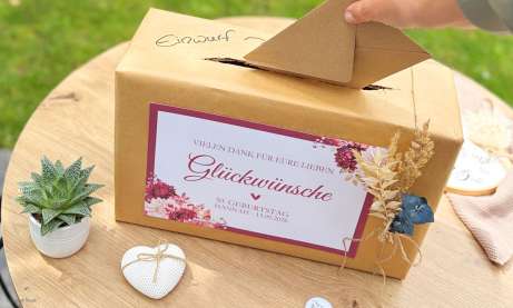 Kartenbox für Glückwünsche zum Geburtstag in rot