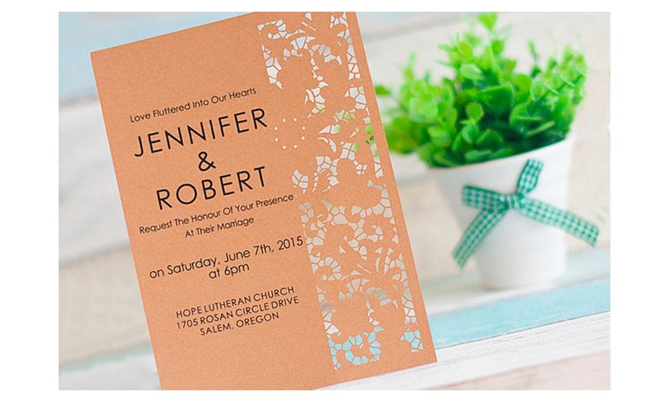 Einladungskarte zur Hochzeit mit Lasercut Blütenverzierung
