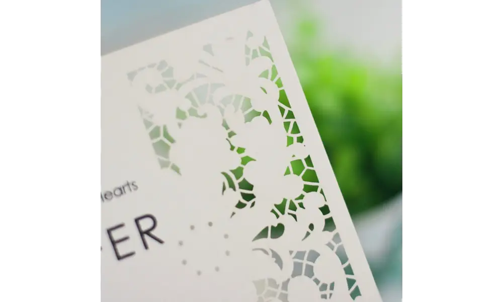 Einladungskarte zur Hochzeit mit Lasercut Blütenverzierung