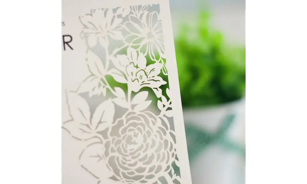Einladungskarte zur Hochzeit mit Lasercut Blütenverzierung