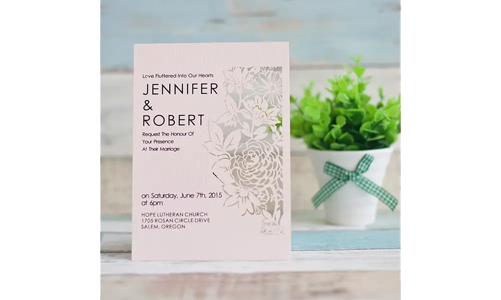 Einladungskarte zur Hochzeit mit Lasercut Blütenverzierung