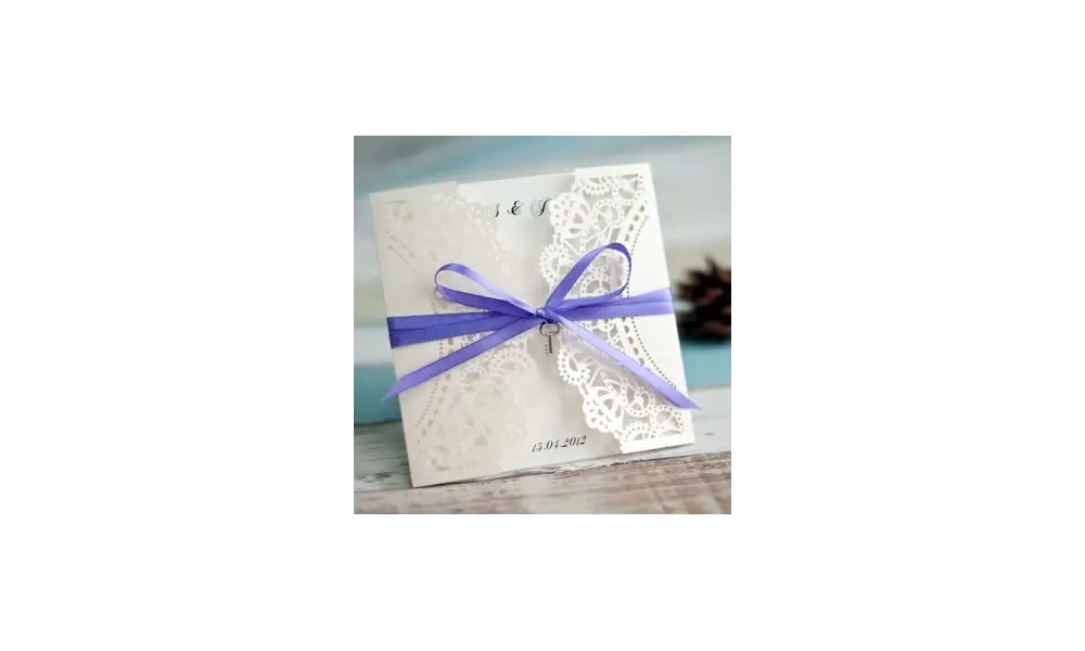 Einladung Hochzeit "Elegante Spitze mit lila Schleifchen"