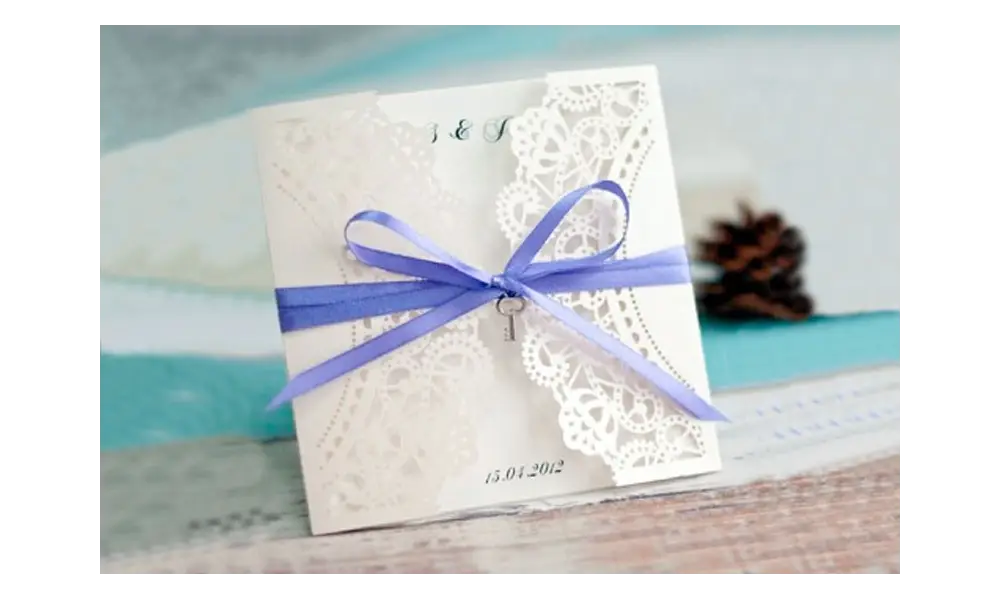 Einladung Hochzeit "Elegante Spitze mit lila Schleifchen"