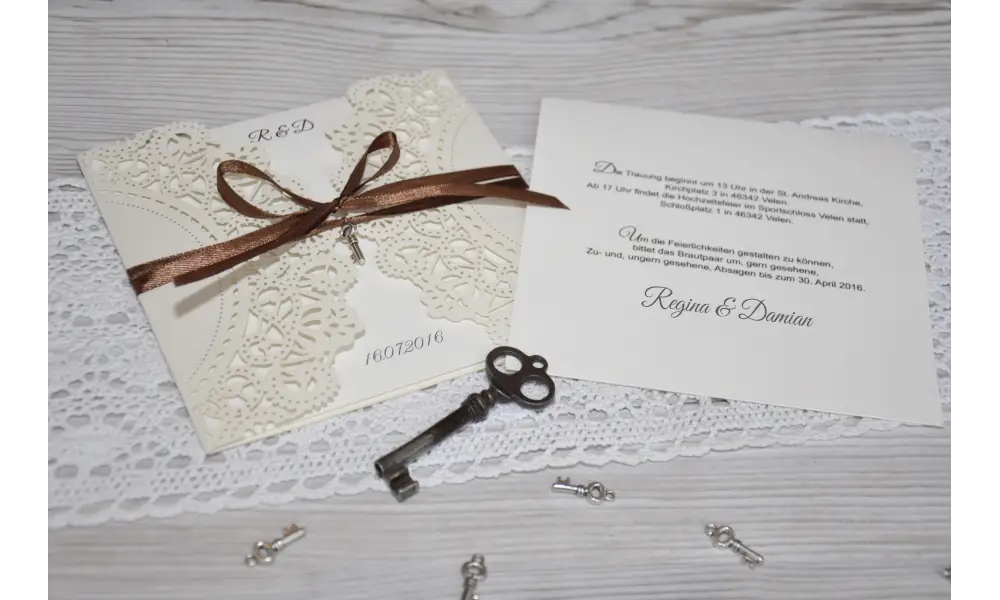 Einladung Hochzeit "Elegante Spitze mit braunem Schleifchen"