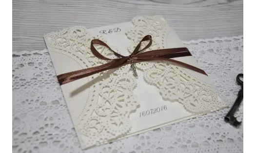 Einladung Hochzeit "Elegante Spitze mit braunem Schleifchen"