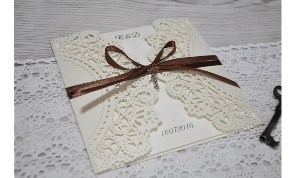 Einladung Hochzeit "Elegante Spitze mit braunem Schleifchen"