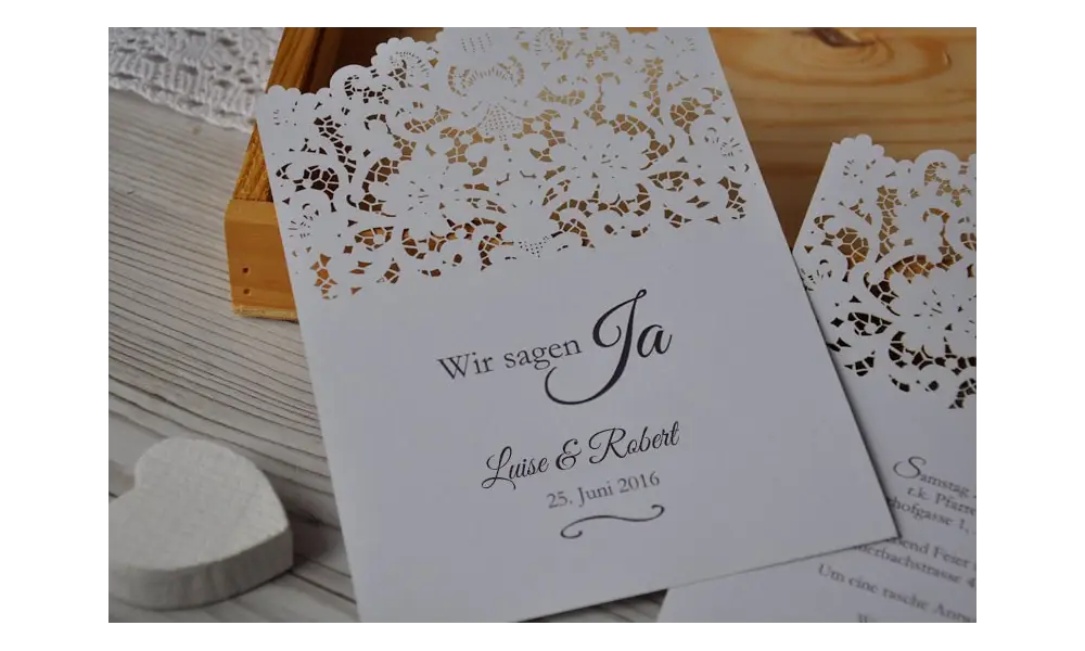 Einladungskarte zur Hochzeit mit Lasercut Spitze