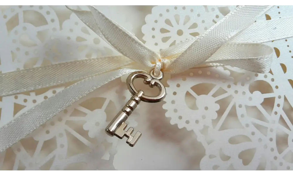 Einladung Hochzeit "Elegante Spitze mit braunem Schleifchen"
