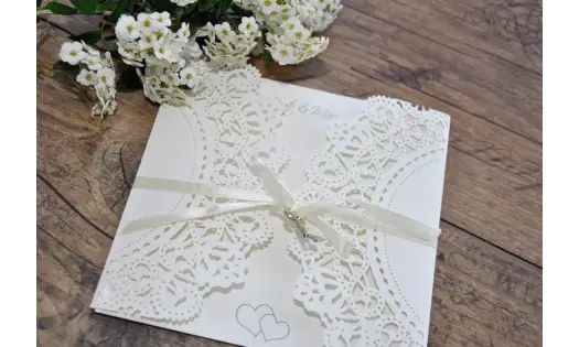 Einladung Hochzeit "Elegante Spitze mit braunem Schleifchen"