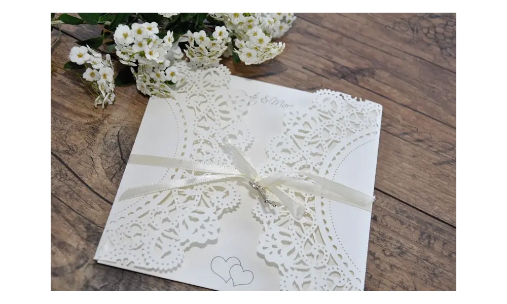 Einladung Hochzeit "Elegante Spitze mit braunem Schleifchen"