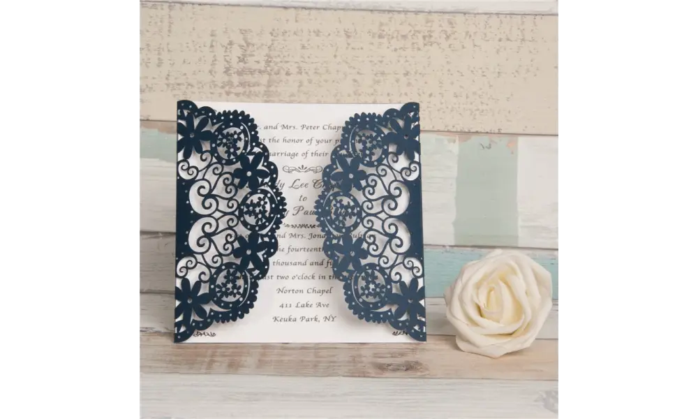 Hochzeitseinladungen Vintage mit edler Lasercut Spitze blau