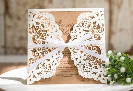 Hochzeitseinladungen Vintage mit edlem Lasercut Spitze und Kraftpapier