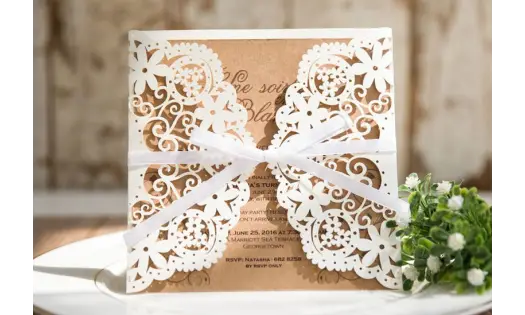 Hochzeitseinladungen Vintage mit edlem Lasercut Spitze und Kraftpapier