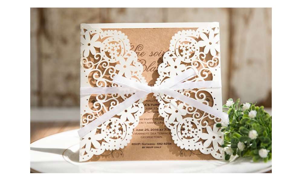 Hochzeitseinladungen Vintage mit edlem Lasercut Spitze und Kraftpapier