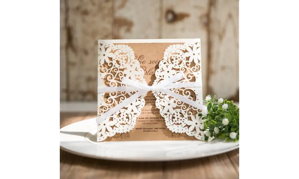 Hochzeitseinladungen Vintage mit edlem Lasercut Spitze und Kraftpapier