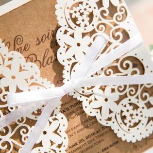 Hochzeitseinladungen Vintage mit edlem Lasercut Spitze und Kraftpapier