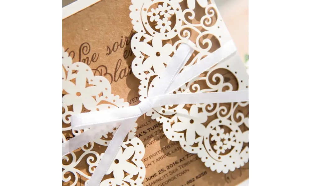 Hochzeitseinladungen Vintage mit edlem Lasercut Spitze und Kraftpapier