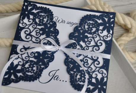 Hochzeitseinladungen Vintage mit edler Lasercut Spitze blau