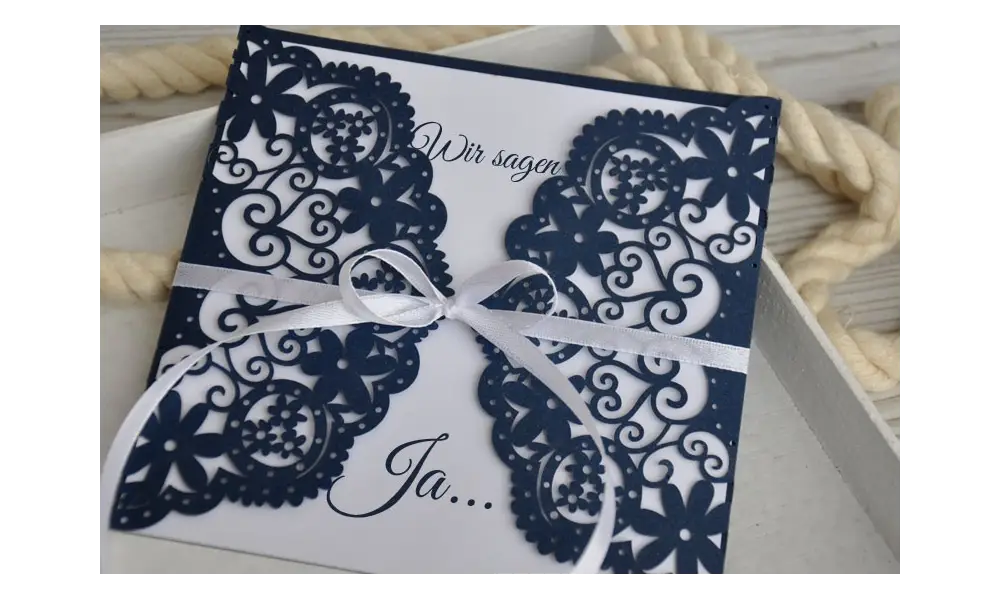 Hochzeitseinladungen Vintage mit edler Lasercut Spitze blau