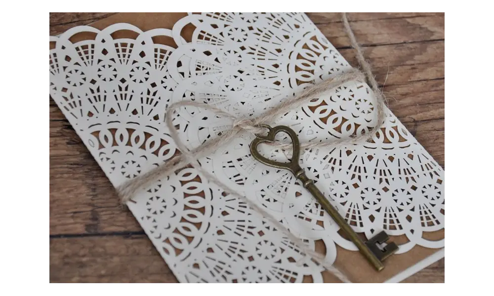 Hochzeitseinladungen Vintage Style mit Spitze "Liebesschlüssel"