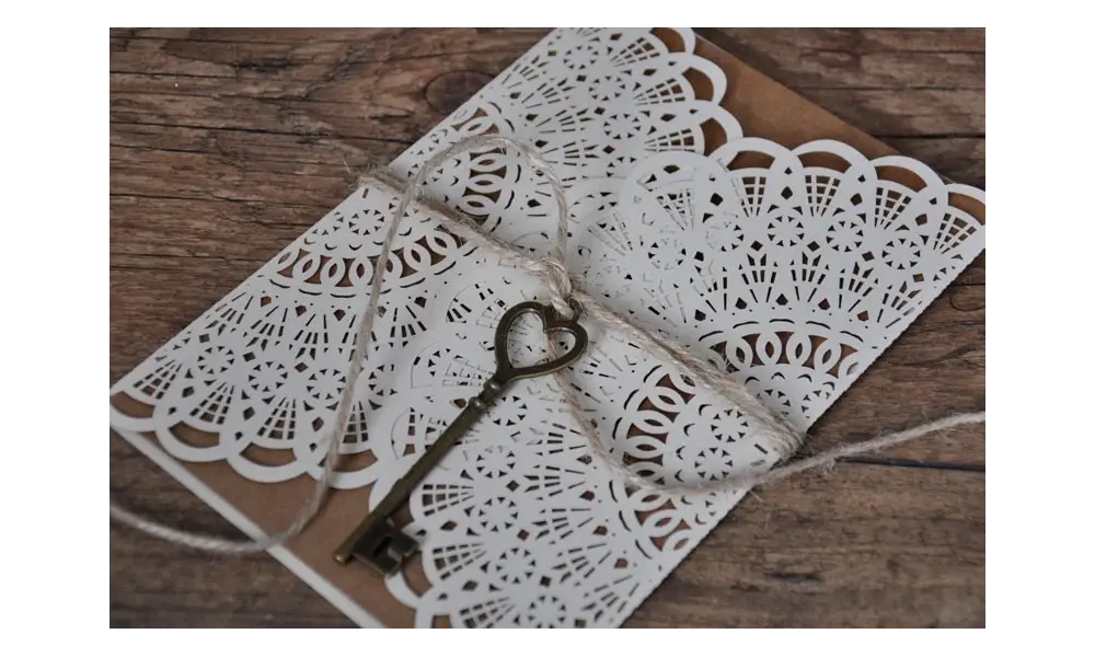 Hochzeitseinladungen Vintage Style mit Spitze "Liebesschlüssel"
