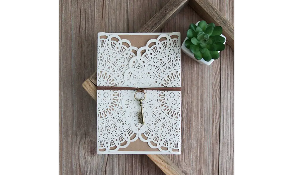 Hochzeitseinladungen Vintage Style mit Spitze "Liebesschlüssel"