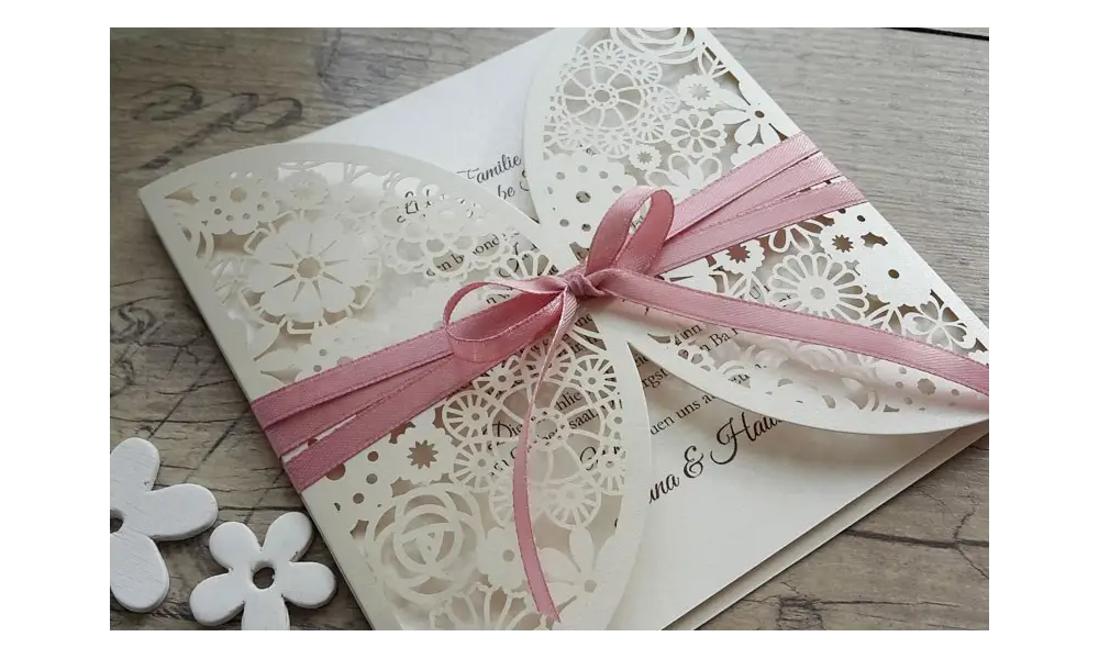 Einladungskarten Hochzeit Blumen Spitze floral Lasercut Kraftpapier