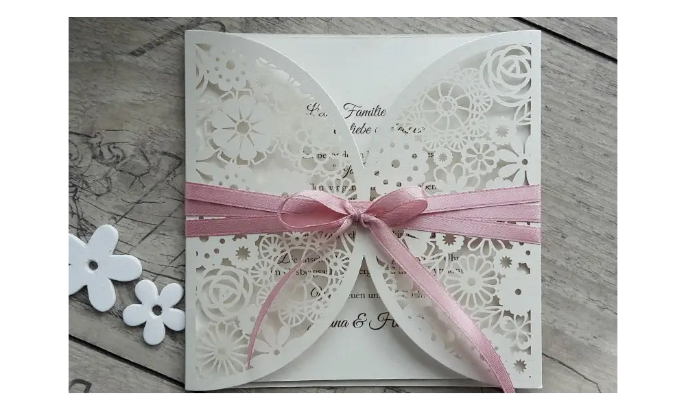 Einladungskarten Hochzeit Blumen Spitze floral Lasercut Kraftpapier