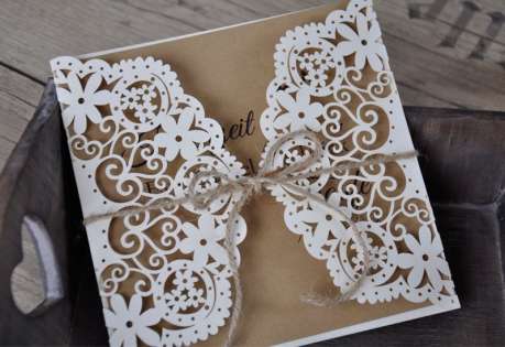 Hochzeitseinladungen Vintage mit edlem Lasercut Spitze und Kraftpapier