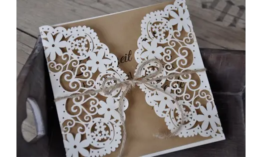 Hochzeitseinladungen Vintage mit edlem Lasercut Spitze und Kraftpapier