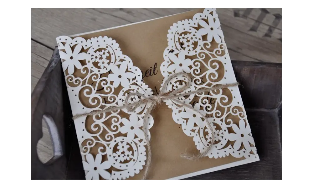 Hochzeitseinladungen Vintage mit edlem Lasercut Spitze und Kraftpapier