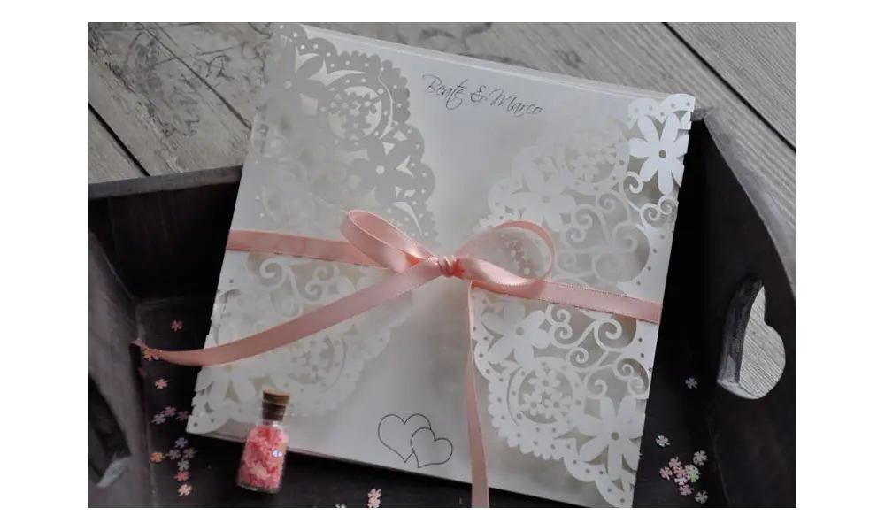 Hochzeitseinladungen Vintage mit edler Lasercut Spitze rosa