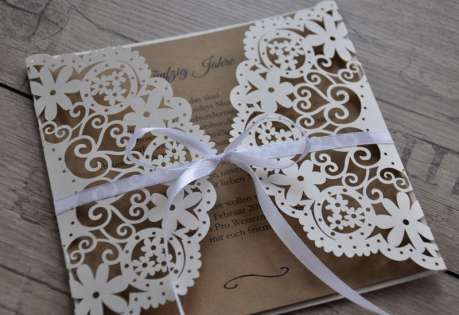 Hochzeitseinladungen Vintage mit edlem Lasercut Spitze und Kraftpapier