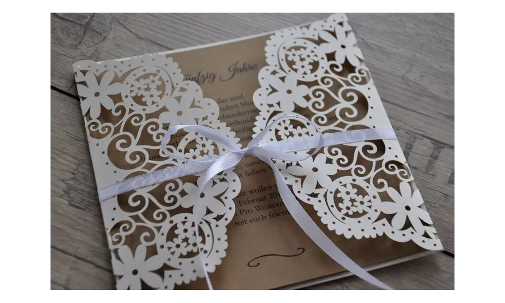 Hochzeitseinladungen Vintage mit edlem Lasercut Spitze und Kraftpapier