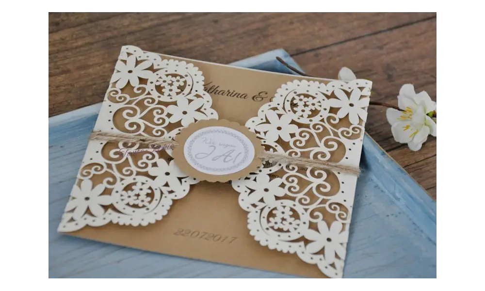 Einladung Hochzeit Vintage Lasercut Spitze Kraftpapier diy Blumen