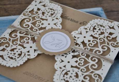 Einladung Hochzeit Vintage Lasercut Spitze Kraftpapier diy Blumen