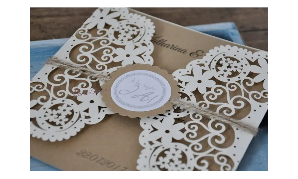 Einladung Hochzeit Vintage Lasercut Spitze Kraftpapier diy Blumen