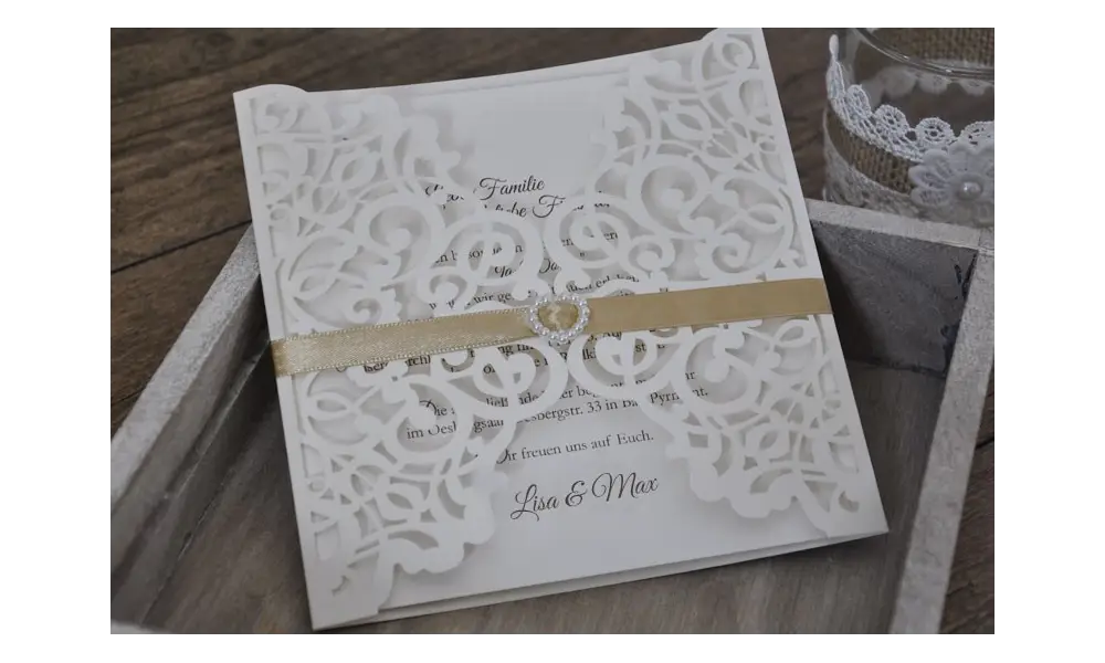 Moderne Vintage Hochzeitseinladung Laserschnitt Spitze mit Herz