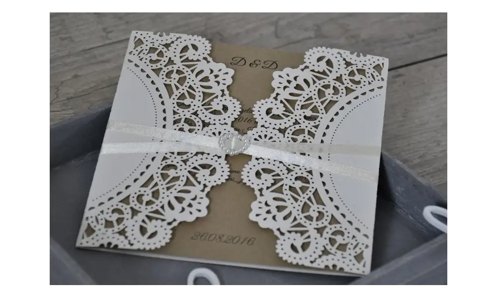 Moderne Vintage Hochzeitseinladung Laserschnitt Spitze mit Kraftpapier
