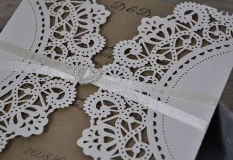 Moderne Vintage Hochzeitseinladung Laserschnitt Spitze mit Kraftpapier