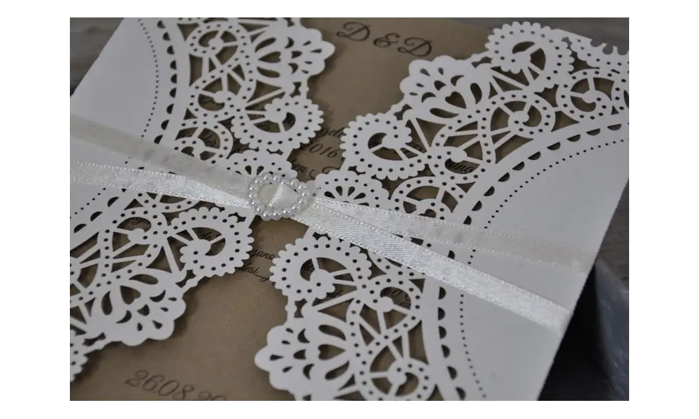Moderne Vintage Hochzeitseinladung Laserschnitt Spitze mit Kraftpapier